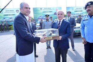 Federal Minister for Interior Mohsin Naqvi presents souvenir to Prime Minister Muhammad Shehbaz Sharif on the occasion of handing over of electric vehicles to Islamabad Traffic Police.