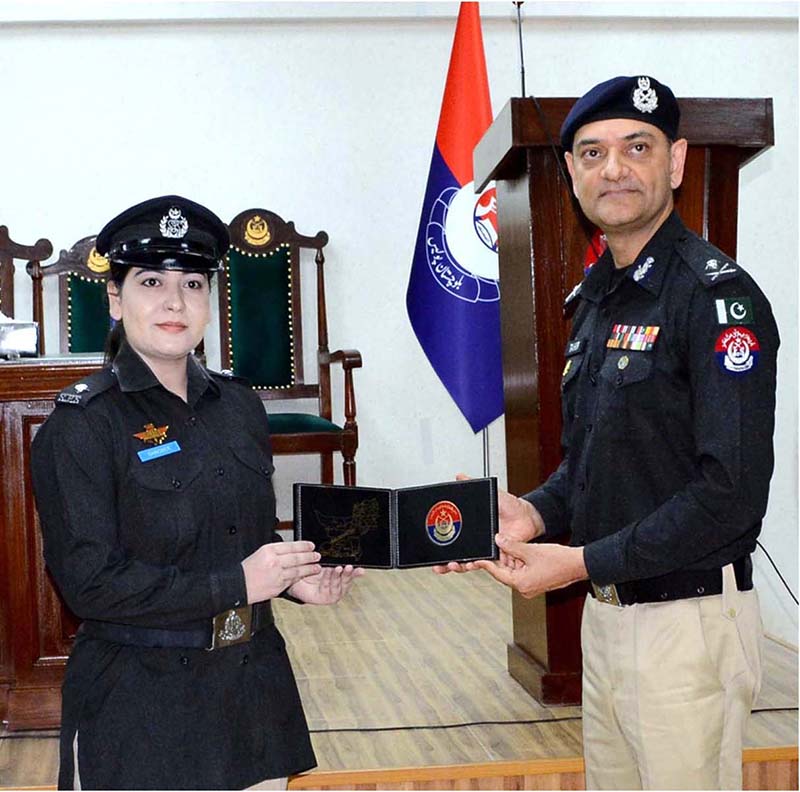 IGP Balochistan Muhammad Tahir distributing shields to DSPs who include specialized training course during visit of National Police Academy