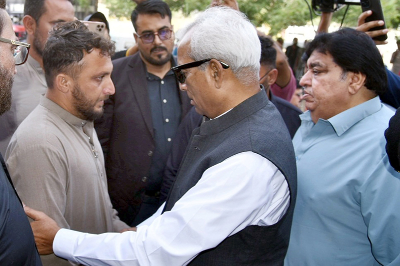 Sindh Governor Syed Muhammad Nehal Hashmi along with Minister of State for Religious Affairs, Kesoo Mal Kheal Das met the family of Pakistani Yasir Khan, who was martyred in an Israeli attack in Iran, at Sohrab Goth Mortuary. The Sindh Governor expressed his heartfelt condolences and sympathy to the brothers of martyr Yasir Khan