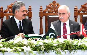 Hon'ble Chief Justice of Pakistan and President Constitutional Court of the Republic of Türkiye signing MoU at the Supreme Court of Pakistan.