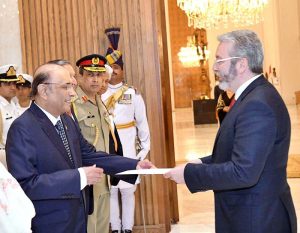 Ambassador-designate of Spain, H.E. Carlos Aragón Gil de la Serna, presents credentials to President Asif Ali Zardari at Aiwan-e-Sadr.