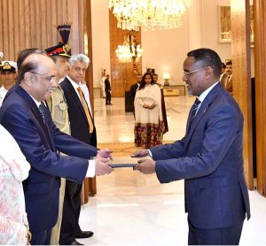 Ambassador-designate of Spain, H.E. Carlos Aragón Gil de la Serna, presents credentials to President Asif Ali Zardari at Aiwan-e-Sadr.