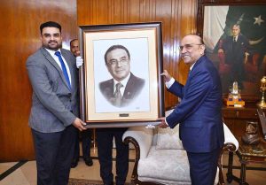 Artist Waqas Ahmad Shaiq presenting a portrait of President Asif Ali Zardari to the President at Aiwan‑e‑Sadr.