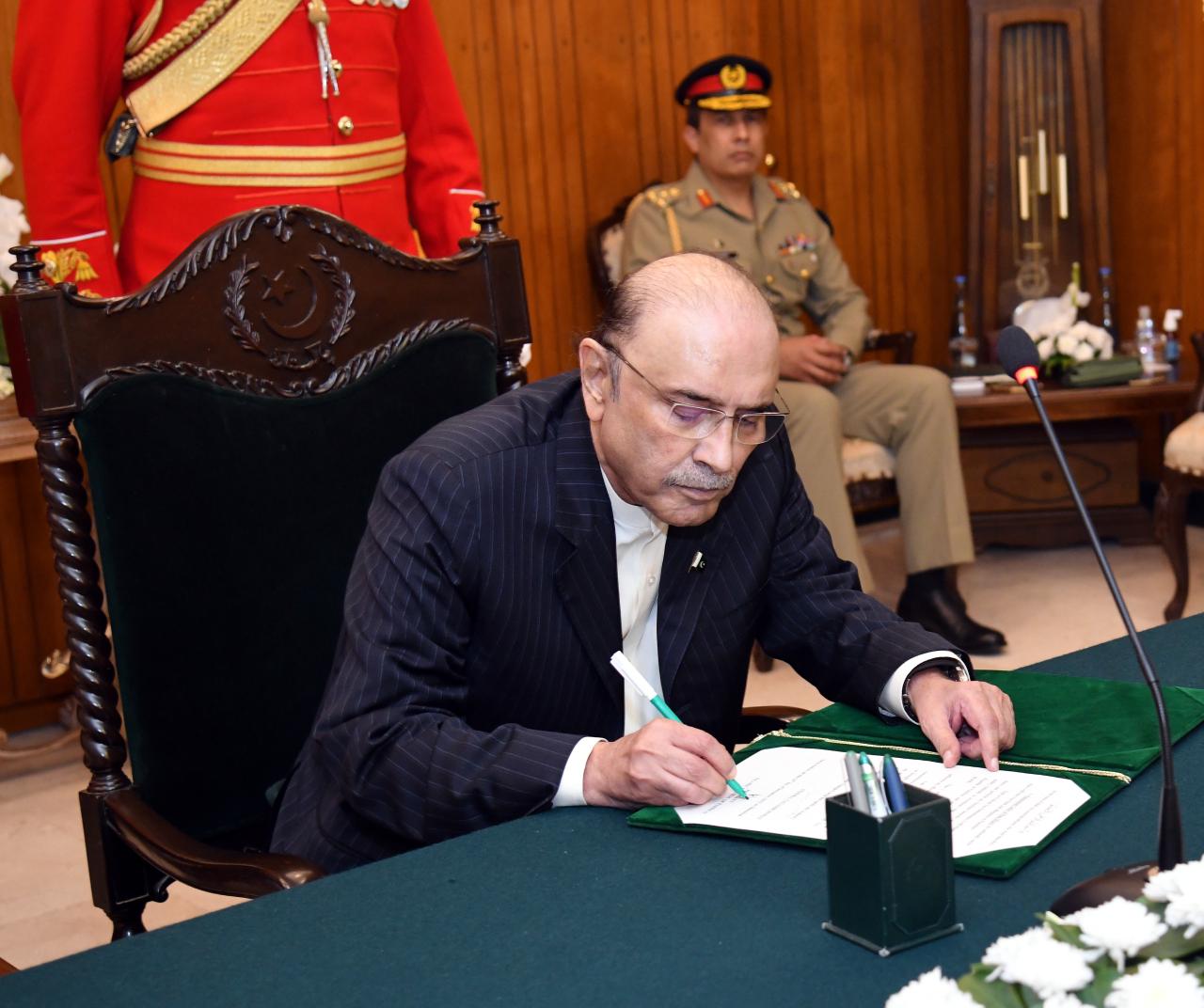 ​President Zardari felicitates South African leadership on National Day