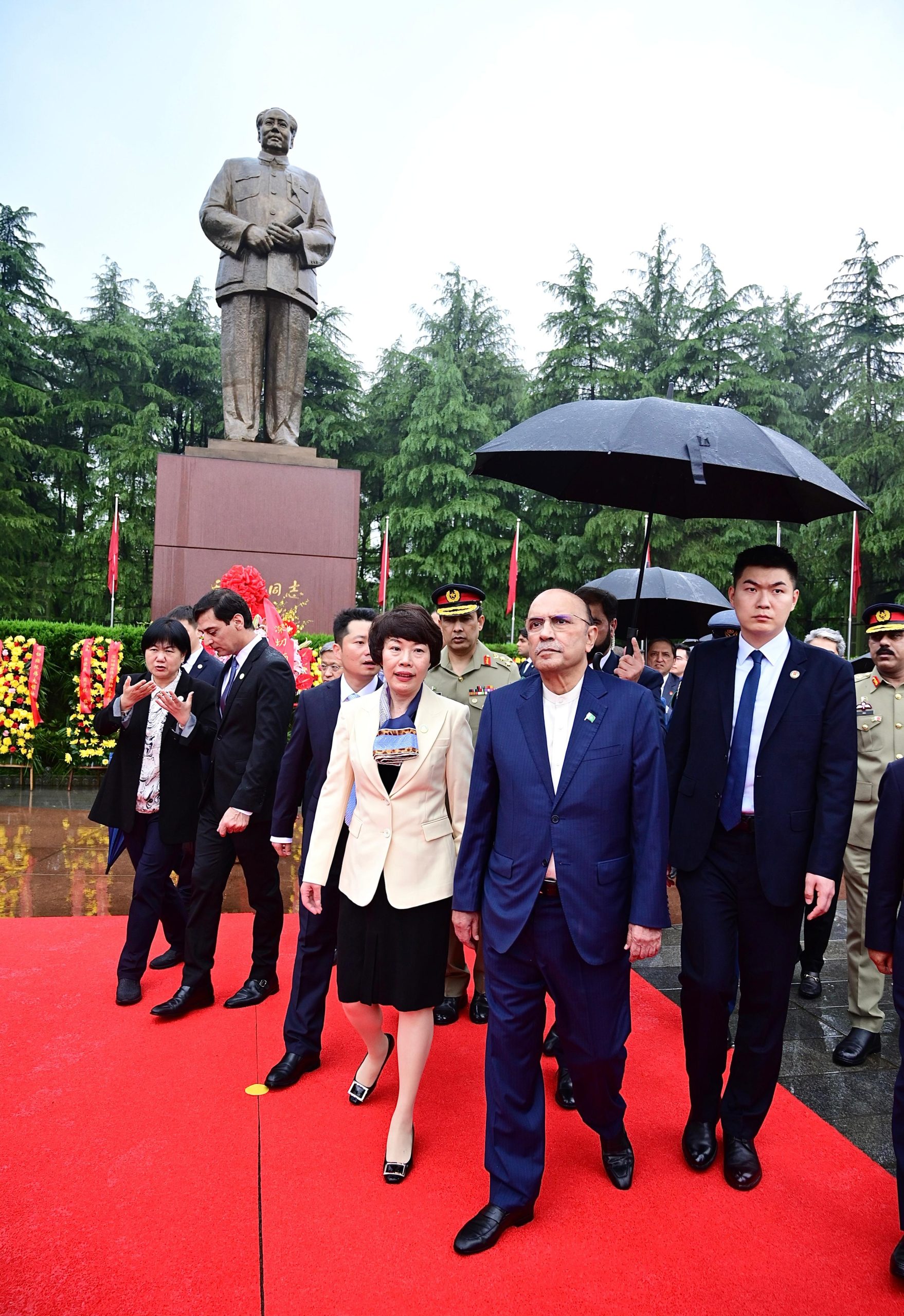President visits Mao Zedong’s hometown, pays tribute at Statue Square