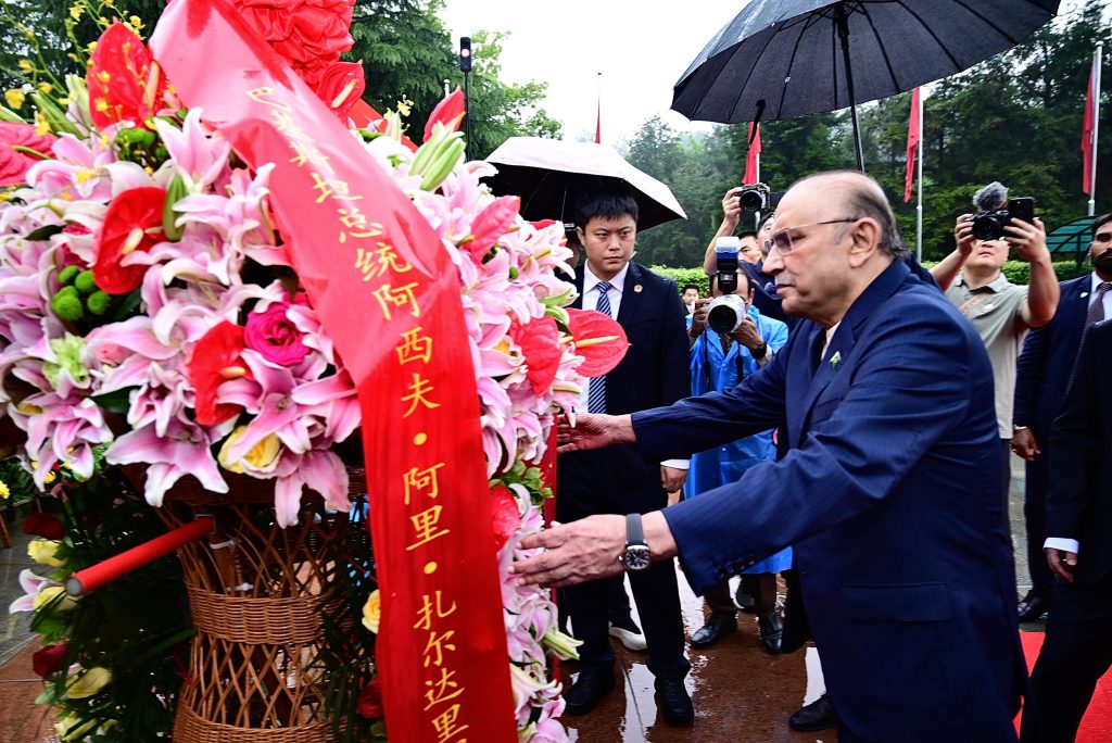 President visits Mao Zedong’s hometown, pays tribute at Statue Square