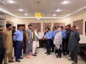 SP Ayaz pays tribute to retiring Head Constable Abdul Rasheed, awards shield