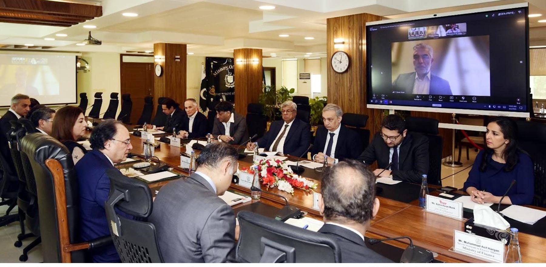 Finance minister, PBC discuss economic challenges, reforms