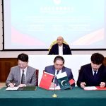 President Asif Ali Zardari witnesses the signing of an MoU between Al Hassan Trade Establishment, Sany International Development Company and Hainan Jiaolong International Technology, signed by Senator Saleem Mandviwalla, Vice President of Sany Group Li Qin, and Chairman of Hainan Jiaolong International Trade Company, Hao Jiaolong