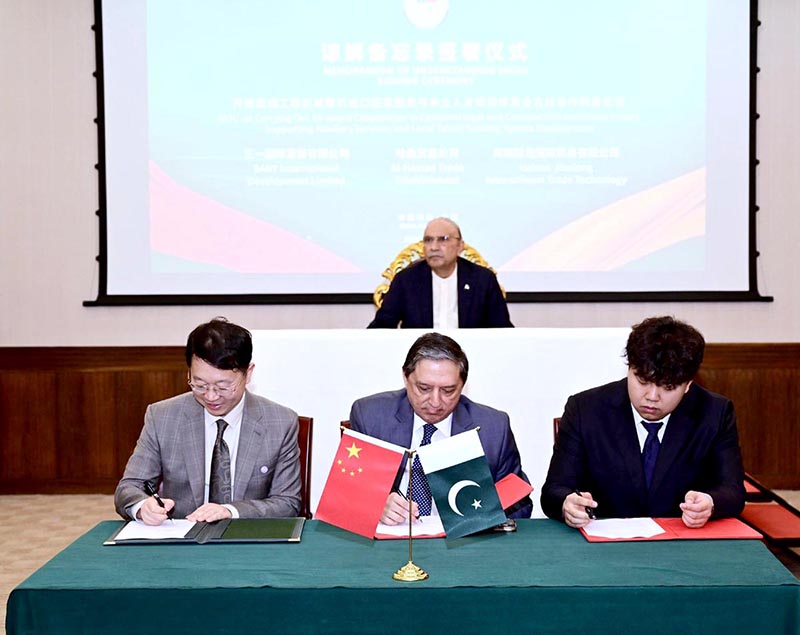 President Asif Ali Zardari witnesses the signing of an MoU between Al Hassan Trade Establishment, Sany International Development Company and Hainan Jiaolong International Technology, signed by Senator Saleem Mandviwalla, Vice President of Sany Group Li Qin, and Chairman of Hainan Jiaolong International Trade Company, Hao Jiaolong