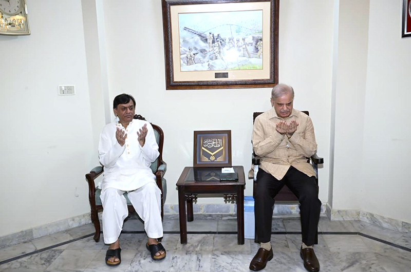 Prime Minister Muhammad Shehbaz Sharif offers condolence over the sad demise of Altaf Hassan Qureshi, renowned journalist