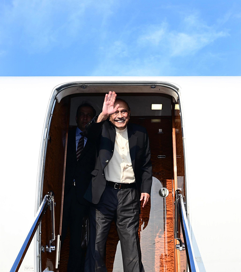 President Asif Ali Zardari waves goodbye to Mr. Wang Qiyang, Party Secretary of the CPC Hainan, from the doorway of the aircraft before departing Sanya Airport