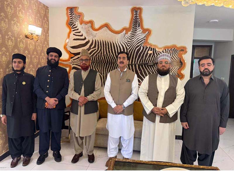Chairman Senate Syed Yousaf Raza Gilani in a group photograph with Former Chairman Ruet-E-Hilal Committee Mufti Muneeb Ur Rehman, Pir Hassan Haseeb Shah of Eidgah Sharif, and members of the visiting delegation during a meeting at his residence