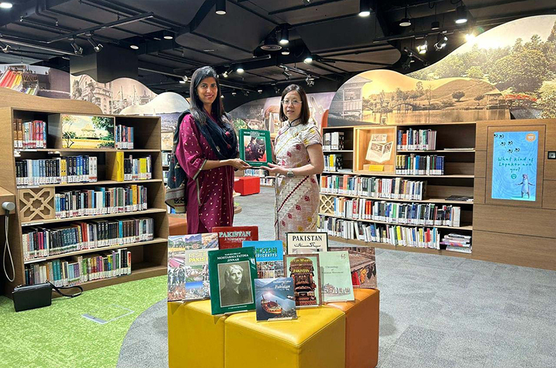 High Commissioner Rabia Shafiq visits the National Library Singapore and presents a pictorial book on Muhammad Ali Jinnah to mark the 150th birth anniversary year of the Founder of Pakistan