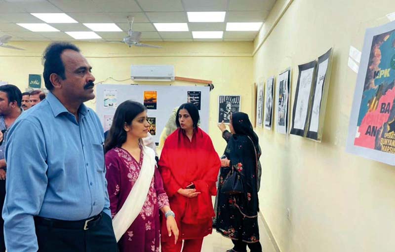 Prof. Dr. Syed Aamir Sohail Din, Faculty of Arts and Languages, University College of Education and Design, Islamia University of Bahawalpur, is reviewing the paintings and designs created by the students of on the occasion of the one-year completion of the Marka e Haq Bunyan un Marsoos celebrations organized by the Islamia University of Bahawalpur