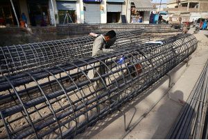 Labourer busy working at the under-construction site of Shaheed Mohtarma Benazir Bhutto Flyover at Hala Naka Road.