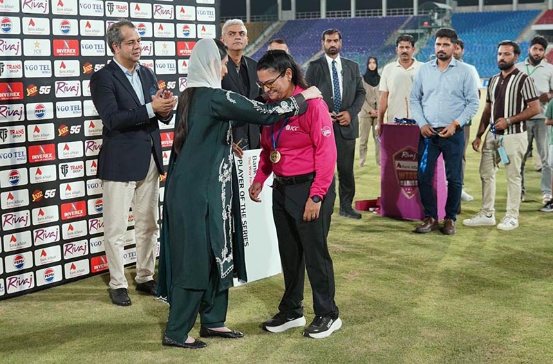 First Lady Bibi Aseefa Bhutto Zardari distributed medals to match officials at the closing ceremony of the final match and presented the Player of the Match award to captain Fatima Sana for her outstanding performance
