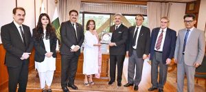 The Honorable Chief Justice of Pakistan, Mr. Justice Yahya Afridi presenting a souvenir to, Barrister Saira Kabir Sheikh, King's Counsel at Francis Taylor Building Chambers, London at the Supreme Court of Pakistan