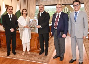 The Honorable Chief Justice of Pakistan, Mr. Justice Yahya Afridi presenting a souvenir to, Barrister Saira Kabir Sheikh, King's Counsel at Francis Taylor Building Chambers, London at the Supreme Court of Pakistan