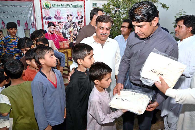 Assistant Commissioner Larkana Raja Khan Qureshi distributing Eid clothes among the Pakistan Baitul Mal's Sweet Home children