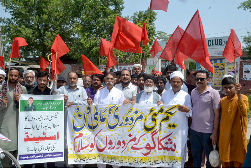 Mazdoor Mahaz Punjab president Dr Ali Ameen leading a rally on International Labour Day in front of District Press Club Sargodha Road