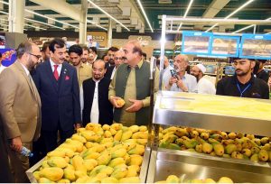 Chairman Senate Syed Yousaf Raza Gilani visits a stall showcasing Pakistani mangoes after inaugurating the 33rd branch of Imtiaz Group in Islamabad, marking another milestone in the expansion of one of Pakistan’s leading retail chains