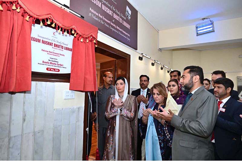First Lady Bibi Aseefa Bhutto Zardari offering dua after inaugurate the newly named Begum Nusrat Bhutto Library during her visit to the Pakistan Red Crescent Society Headquarters