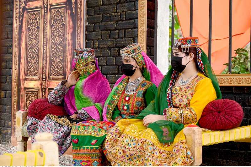 Females dressed in traditional Pakhtun attire present cultural performances of rich heritage of Pashtun culture during the Hunar Mela organized by KP Culture & Tourism Authority at Nishtar Hall