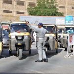 Quetta Traffic Police restrict rickshaw entry into Liaquat Bazaar to manage traffic flow