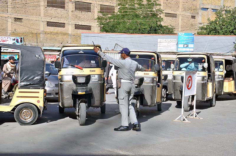 Quetta Traffic Police restrict rickshaw entry into Liaquat Bazaar to manage traffic flow