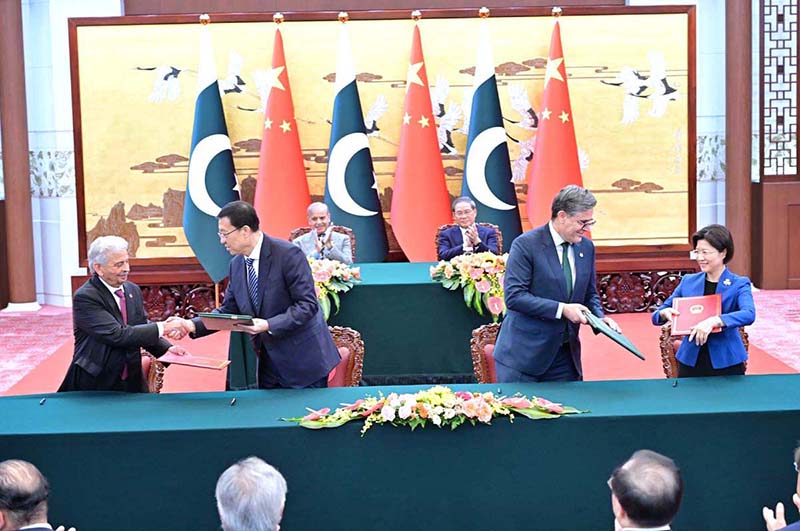 Prime Minister Muhammad Shehbaz Sharif and Chinese Prime Minister Li Qiang witnessing signing of MoUs/Protocols