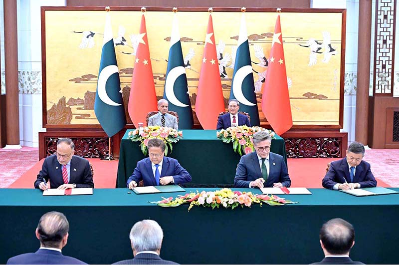 Prime Minister Muhammad Shehbaz Sharif and Chinese Prime Minister Li Qiang witnessing signing of MoUs/Protocols