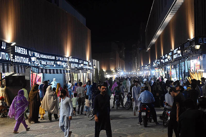 A large number of people are busy shopping in Ichhra Bazaar after its renovation and reconstruction, where public interest and the beauty of the historic market have increased