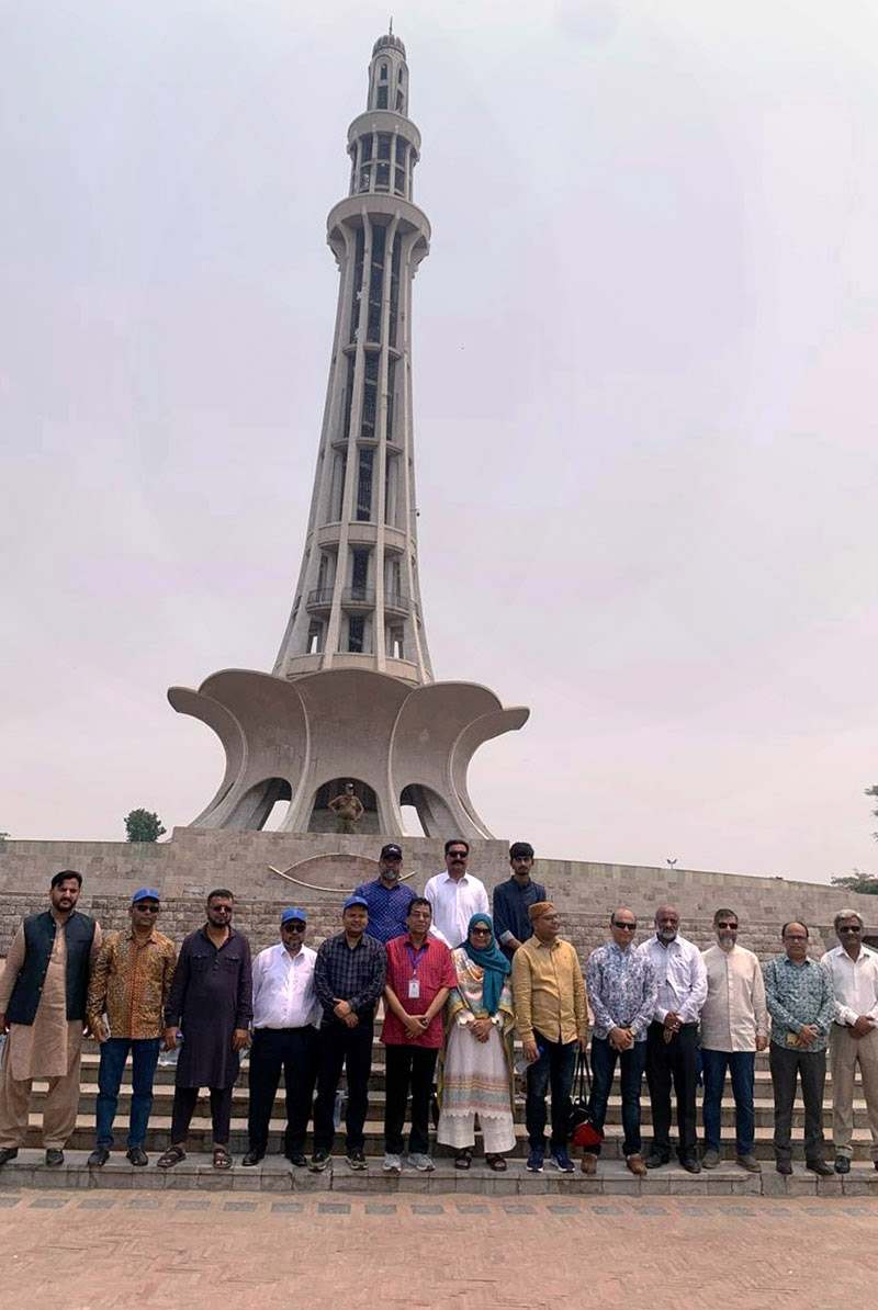 A delegation of senior Bangladeshi civil servants in Pakistan for executive training at the Civil Services Academy under the Pak-Bangladesh Knowledge Corridor paid a cultural and historical visit to Minar e Pakistan
