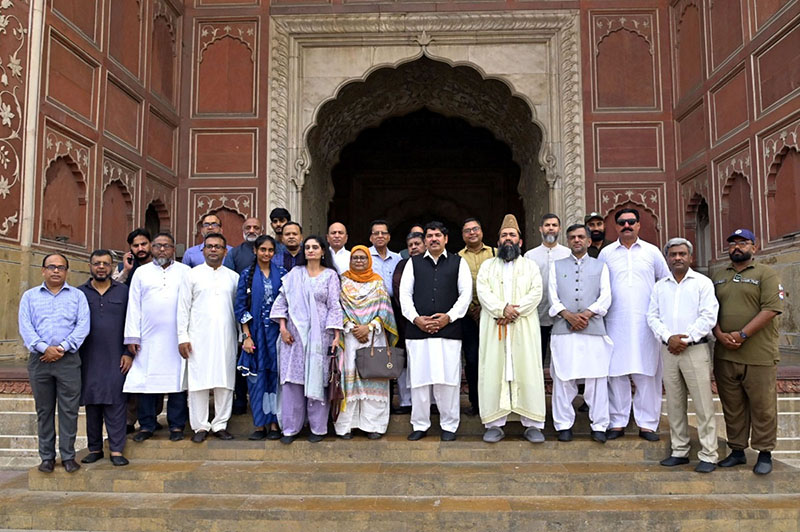 A delegation of senior Bangladeshi civil servants in Pakistan for executive training at the Civil Services Academy under the Pak-Bangladesh Knowledge Corridor paid a cultural and historical visit toBaadshahi Masjid