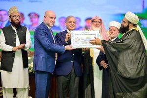 Dr. Mahmoud Al-Habbash, Supreme Shariah Judge and Advisor to Palestinian President presenting Al-Aqsa Shield to Prime Minister Muhammad Shehbaz Sharif during the 6th Paigham e Islam Conference.
