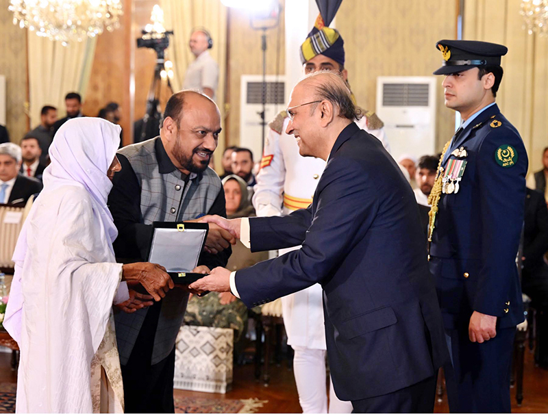 President Asif Ali Zardari confers Sitara-i-Shuja’at upon the family of Shaheed Liaqat Ali, a former Pakistan Railways employee who embraced martyrdom while foiling a suicide attack in Attock