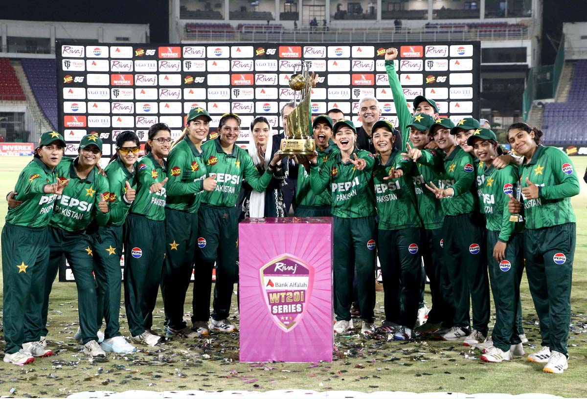 First Lady Bibi Aseefa Bhutto Zardari during giving away winner trophy to the Pakistan Women's captain Fatima sana along with Team after winning the Series by 3-O during Women's Cricket W-T20I Series between Pakistan and Zimbabwe in National Stadium