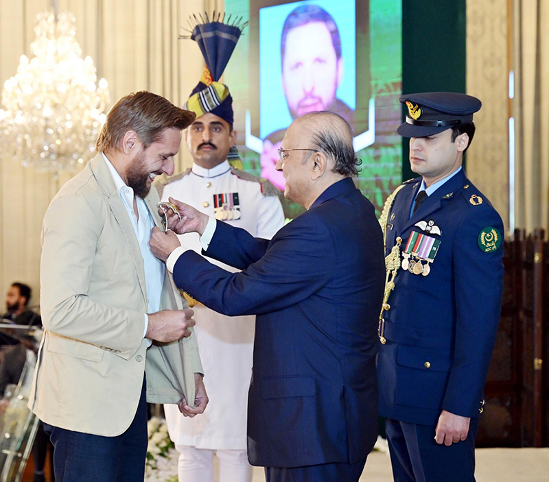 President Asif Ali Zardari confers Hilal-i-Imtiaz upon former Pakistan cricket captain Shahid Khan Afridi at an investiture ceremony at Aiwan-e-Sadr