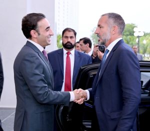 Chairman Pakistan People’s Party, Bilawal Bhutto Zardari receiving Prince Shah Rahim Al-Hussaini Aga Khan V upon his arrival at Aiwan-e-Sadr.