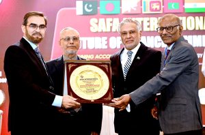 President SAFA, Md. Humayun Kabir with participants presenting souvenir to the Deputy Prime Minister and Foreign Minister Ishaq Dar during the SAFA International Future of Finance Summit 2026