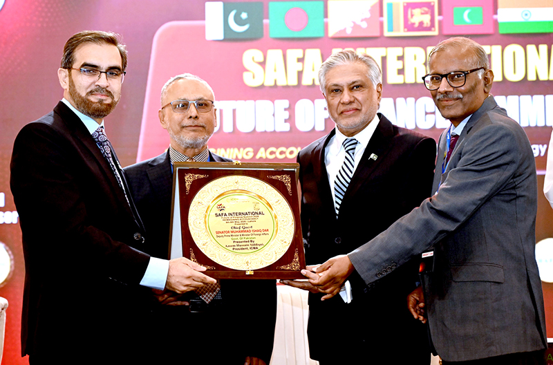 President SAFA, Md. Humayun Kabir with participants presenting souvenir to the Deputy Prime Minister and Foreign Minister Ishaq Dar during the SAFA International Future of Finance Summit 2026
