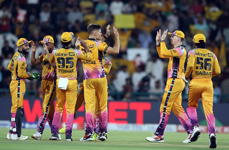 Peshawar Zalmi players celebrated after taking the wicket of Hyderabad Kingsmen (Marnus Labuschagne c †Mohammad Haris b Hardie) during the Pakistan Super League (PSL) final match between Hyderabad Kingsmen and Peshawar Zalmi at Gaddafi Stadium