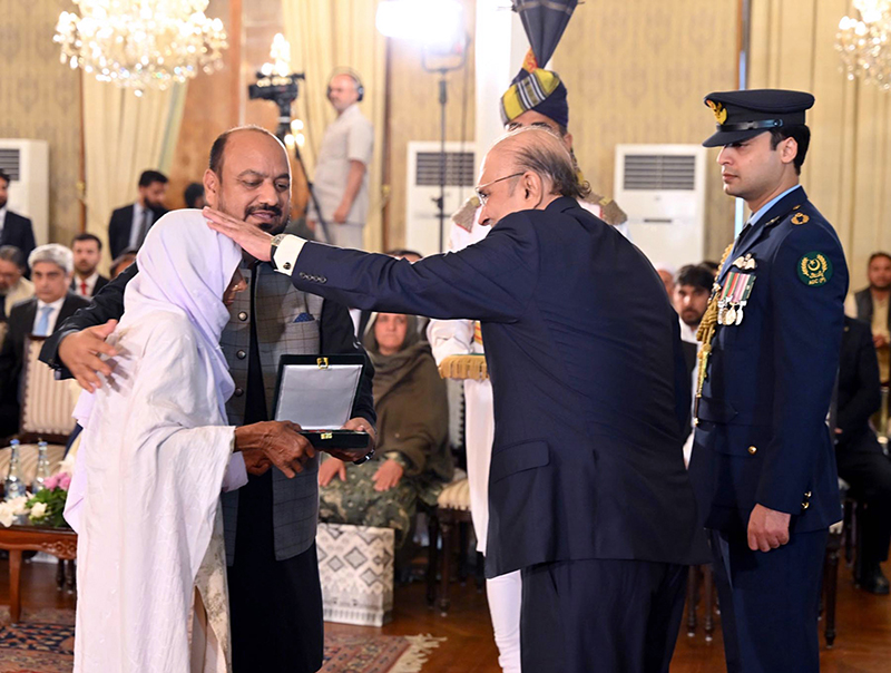 President Asif Ali Zardari confers Sitara-i-Shuja’at upon the family of Shaheed Liaqat Ali, a former Pakistan Railways employee who embraced martyrdom while foiling a suicide attack in Attock