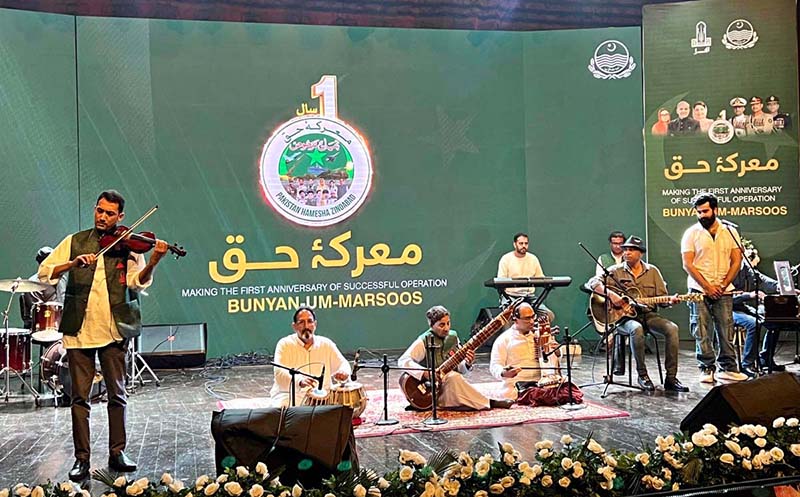 Artist pays tribute to the Pakistan Armed Forces during “Marka-e-Haq” the first anniversary of successful operation BUNYAN-UM-MARSOOS at Lahore Arts Council Al-Ahamra