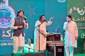 Artist pays tribute to the Pakistan Armed Forces during “Marka-e-Haq” the first anniversary of successful operation BUNYAN-UM-MARSOOS at Lahore Arts Council Al-Ahamra