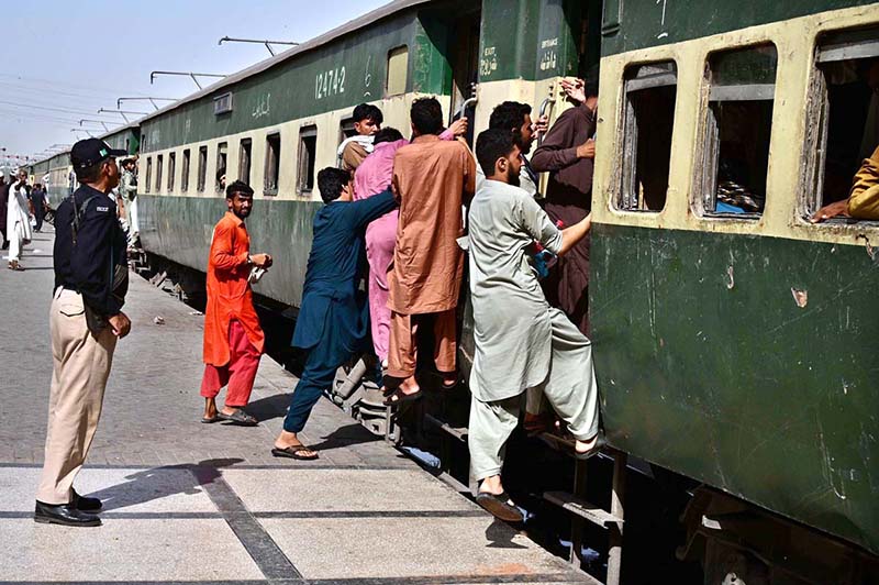 Passengers going to their ancestral homes to celebrate Eid-ul-Azha at railway station