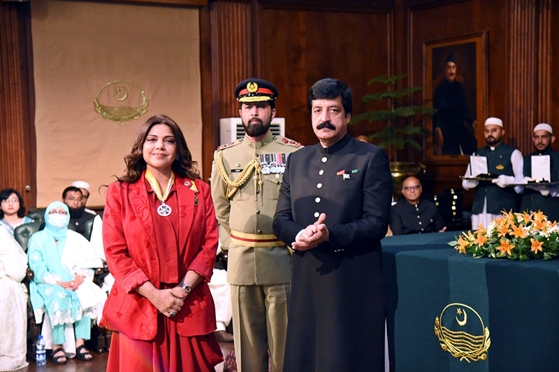 Punjab Governor Sardar Saleem Haider awards the Hilal-e-Imtiaz to Hadiqa Kiani at Governor House