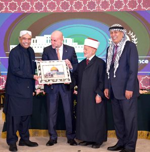 Chief Justice of Palestine (Qazi-ul-Quzza), Mahmoud Sidqi Abdul Rahman Al-Habash and Muhammad Ahmed Muhammad Hussein, Grand Mufti of Palestine, presenting a souvenir to President Asif Ali Zardari at Aiwan-e-Sadr.