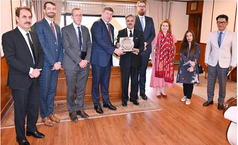 The Hon'ble Chief Justice of Pakistan, Mr. Justice Yahya Afridi, presenting a souvenir to Raimundas Karoblis, Ambassador of the European Union to Pakistan, at the Supreme Court of Pakistan